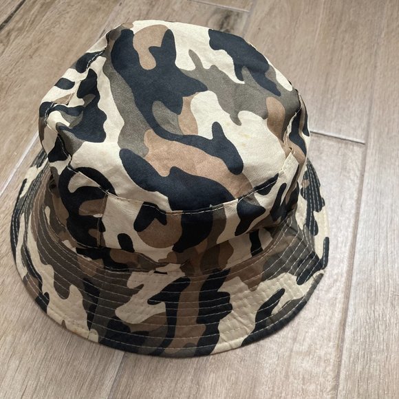 Reversible Camouflage/Greyish Tan Hat with Zip Pocket - Picture 4 of 4